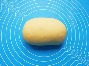 发酵好的面团揉光排气。