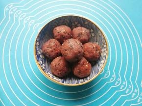 豆沙馅一个分成25g搓圆备用（我的豆沙馅是之前做好放在冰箱里冷冻的，提前拿出来自然解冻即可使用）。