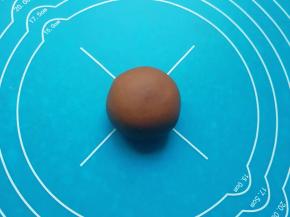 先取20g面团，加入可可粉揉匀备用。