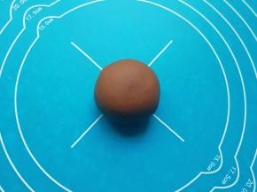 先取20g面团，加入可可粉揉匀备用。