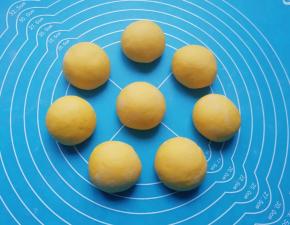 剩下的面团分成大小一致的小剂子揉光滚圆。