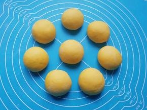 剩下的面团分成大小一致的小剂子揉光滚圆。
