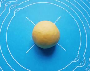 像包包子一样包起来，然后再翻过来，收口朝下，稍微整一下形。