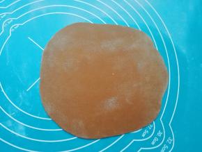 加入可可粉的面团擀成薄面片。