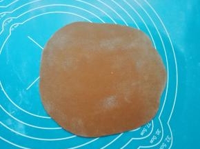 加入可可粉的面团擀成薄面片。