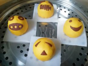 蒸锅内放水，篦子上铺上油纸，放上做好的豆沙包生胚，盖上锅盖二次发酵10分钟左右，凉水上锅，上汽后大火蒸12分钟关火，焖5分钟左右出锅。