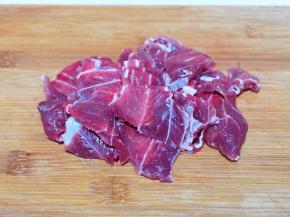 首先将牛肉洗干净，冷水泡40分钟， 中途需要多次换水。