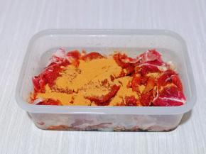 切好的肉片放入保鲜盒中，加入料酒，生抽抓拌均匀，再加入烤肉料，番薯粉。