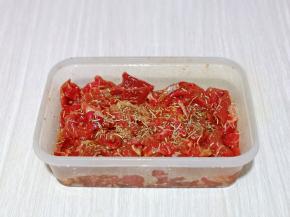 戴上食品手套，充分抓拌均匀，再撒上迷迭香罗勒碎抓拌均匀。