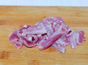 猪肉洗干净，切片。