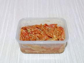 切好的猪肉同样放入保鲜盒中，加入料酒，生抽，蜜汁烤肉料，番薯粉抓拌均匀，撒上迷迭香。