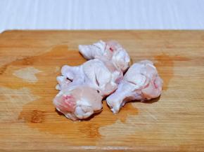 鸡翅根洗干净，在肉肉上刮两刀。