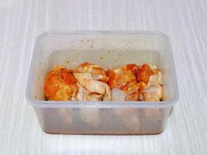 放入保鲜盒中，加入料酒，生抽，蜜汁烤肉料，抓拌均匀。