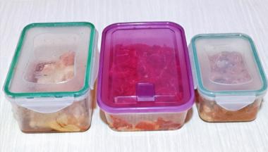 三种肉肉腌制完成，盖上盖子，放入冰箱冷藏过夜。