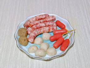 脆皮肠，丸子，其实食材也可以根据个人口味任选。