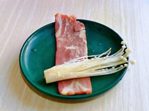 培根卷金针菇，金针菇提前洗干净，用培根卷起来即可。