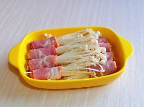 依次卷的培根金针菇卷装盘。