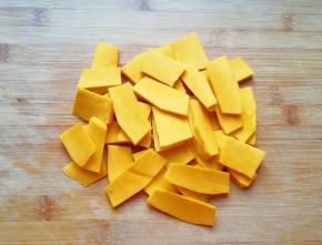 板栗南瓜去皮去瓤，洗干净切成片。