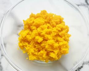 蒸熟的南瓜片从蒸锅里取出，过筛压成南瓜蓉。