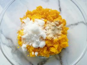 加入糖和发酵粉搅拌均匀。