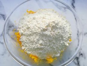 加入中筋面粉。