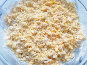 先用手将南瓜蓉和面粉搓成颗粒状。