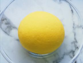 再揉成光滑的面团，盖上保鲜膜发酵至两倍大。