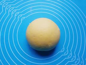 发酵好的面团揉光排气。