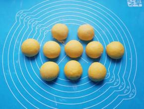 分成大小一致的小剂子揉光滚圆。