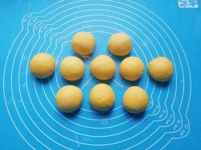 分成大小一致的小剂子揉光滚圆。