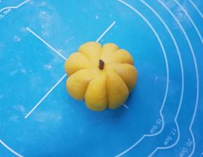 用刮板压出小南瓜的纹路，取一点点小面团加入可可粉揉匀，搓成条状做小南瓜的把，依次做好剩下的南瓜馒头。