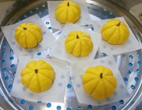 蒸锅内放水，篦子上铺上油纸，放上做好的小南瓜生胚，盖上锅盖二次发酵10分钟左右，凉水上锅，上汽后大火蒸10分钟关火，焖5分钟左右出锅。