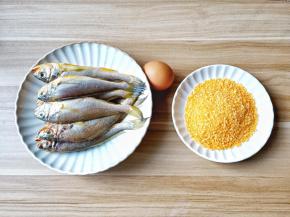 准备食材，新鲜的小梅鱼。