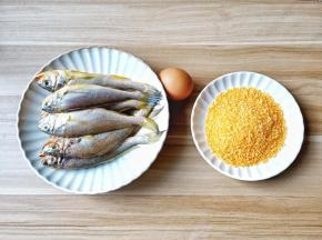 准备食材，新鲜的小梅鱼。