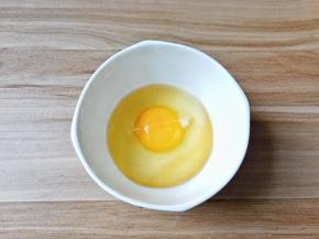 鸡蛋里加一点料酒打散。