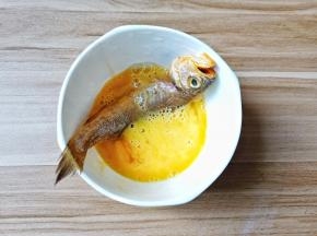 腌制好的鱼裹一层鸡蛋液，一层淀粉。