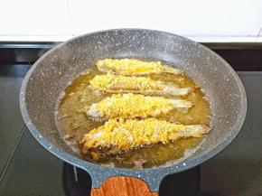 热锅热油，油温五成热加小梅鱼油炸。