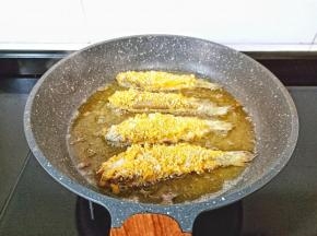 热锅热油，油温五成热加小梅鱼油炸。