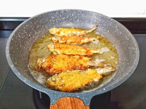 炸至两面金黄就可以【小梅鱼很容易熟】