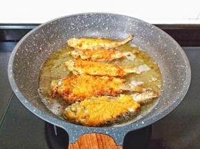 炸至两面金黄就可以【小梅鱼很容易熟】