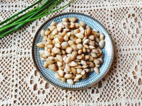 新鲜的白瓜子要多清洗几遍，保证无泥沙影响口感。