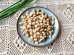 新鲜的白瓜子要多清洗几遍，保证无泥沙影响口感。