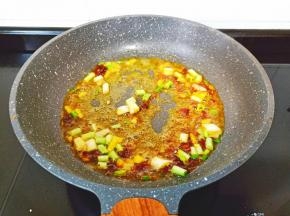 热锅凉油下葱段豆瓣酱炒出香味。