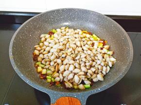 倒入白瓜子，开大火快速爆炒。