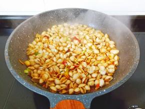 把调味料翻炒均匀。