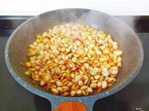 把调味料翻炒均匀。