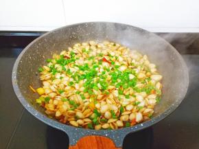 加一点葱花提香，翻炒出锅。