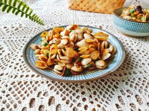 经过爆炒后的白瓜子，鲜辣无比！个个肥美！