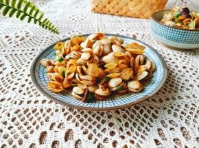 经过爆炒后的白瓜子，鲜辣无比！个个肥美！