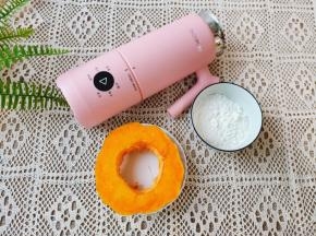 准备南瓜与糯米粉。